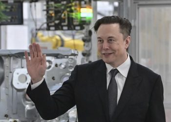 El empresario millonario Elon Musk presenta demanda contra Twitter por fraude