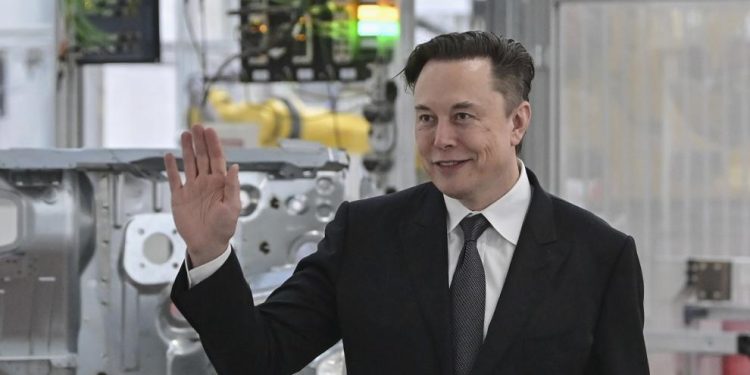 El empresario millonario Elon Musk presenta demanda contra Twitter por fraude