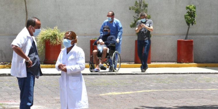 Llegan al IMSS 55 médicos cubanos en Colima y Nayarit