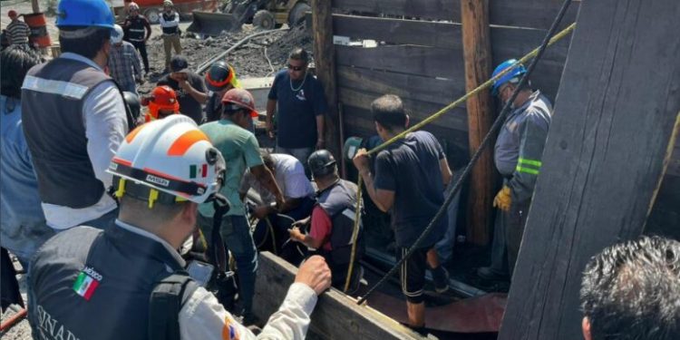 Siguen los labores de rescate de trabajadores atrapados en una mina de Sabina, Coahuila