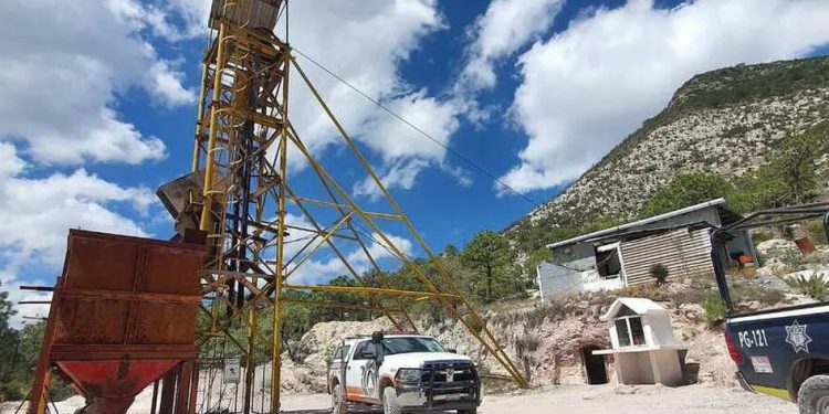 Muere hombre tras derrumbe de mina en Nuevo León