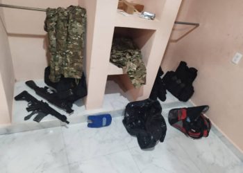 Aseguran armas, equipo táctico y drogas durante operativo de cateo en Cozumel