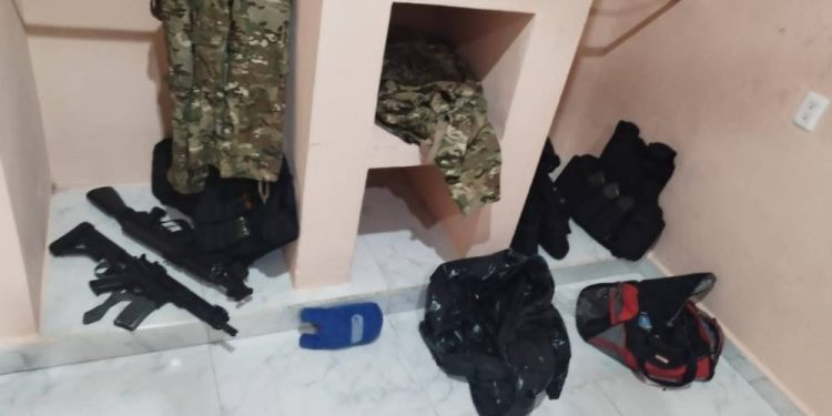 Aseguran armas, equipo táctico y drogas durante operativo de cateo en Cozumel