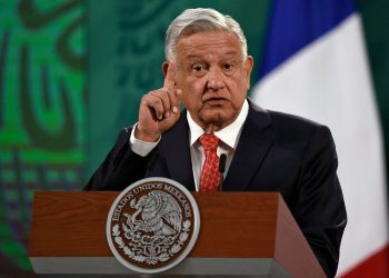 AMLO le afirma a Monreal que la iniciativa sobre la Guardia Nacional no está para “politiquería”