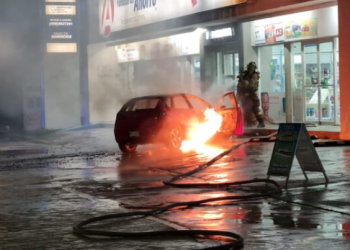 Registran incendio de un auto en la zona hotelera de Cancún