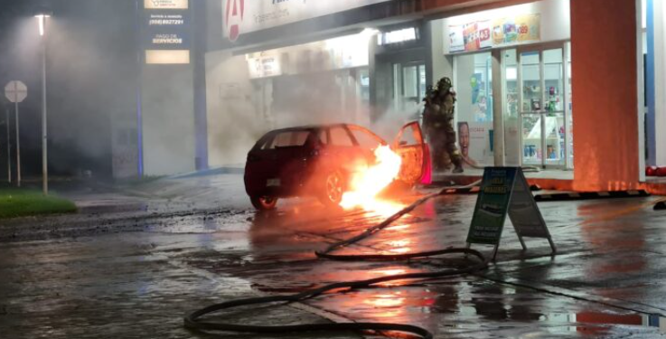 Registran incendio de un auto en la zona hotelera de Cancún