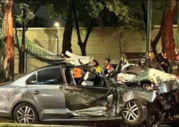 Trágico accidente entre dos autos dejó al menos tres personas muertas