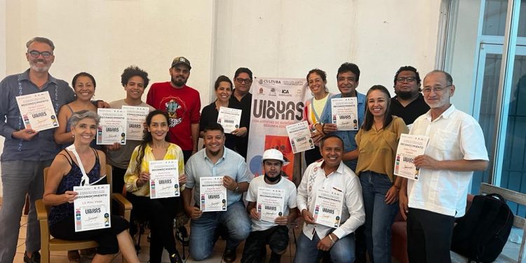 Jacqueline Estrada entregó cheques y diplomas a creadores de la entidad