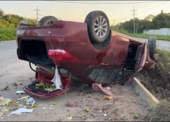 Automóvil termina volcado en la carretera Tulum – Playa del Carmen; hay tres lesionados