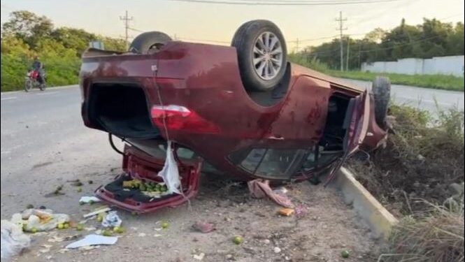Automóvil termina volcado en la carretera Tulum – Playa del Carmen; hay tres lesionados