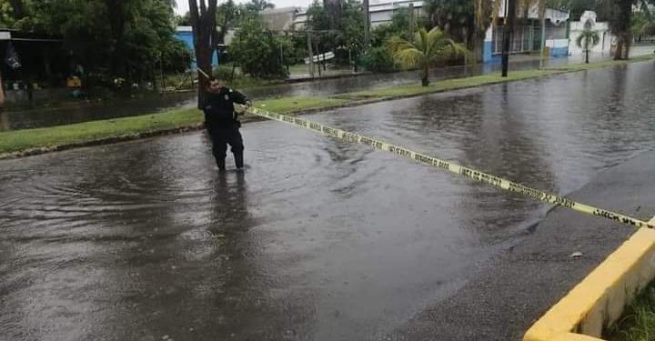 Cierran calles en Chetumal por la lluvia intensa