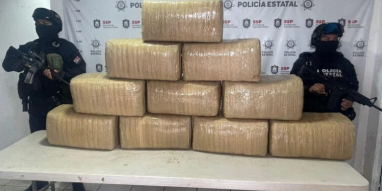 Aseguran 10 paquetes de cocaína y al presunto responsable