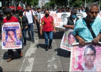 Familiares e integrantes de “Los olvidados de Ayotzinapa” recuerdan la noche que desaparecieron los normalistas