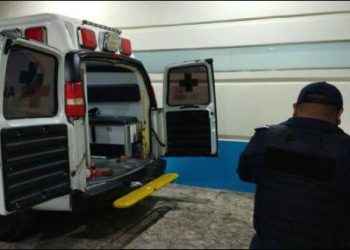 Abandonan a mujer con signos de violencia en una escuela de Cancún