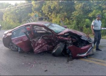 Aparatoso accidente vehicular en Cancún deja saldo de tres lesionados y daños materiales
