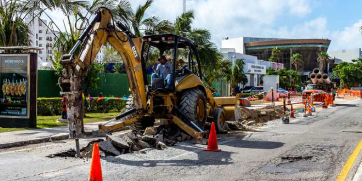 Restablecen el servicio de agua potable en Cancún tras ruptura de línea en Boulevard Colosio