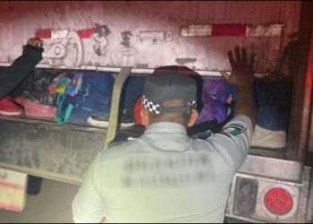 Encuentran a más de 100 migrantes hacinados en un camión en la carretera Matehuala-Saltillo