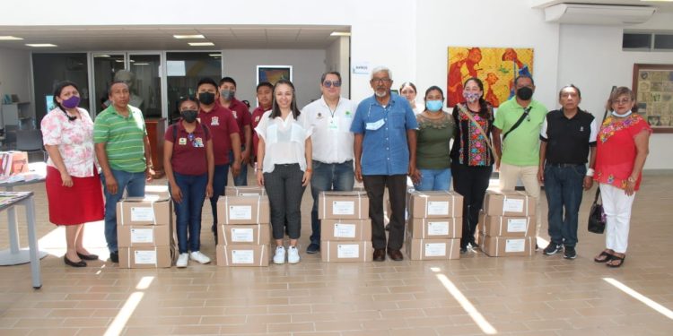 Jacqueline Estrada entrega la colección SEP-Centenaria 2021 a bibliotecas públicas