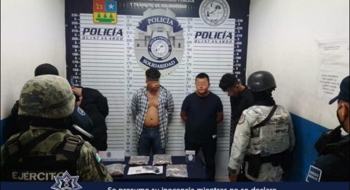 Aseguran a cuatro personas, un arma de fuego y más de 30 bolsitas con posible marihuana en Playa del Carmen