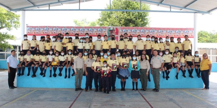 Elementos de FGE brindaron una plática sobre violencia familiar a niñas y niños de primaria de Paraíso