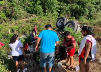 Ciudadanos saquean remolque volcado en carretera Bacalar-Limones