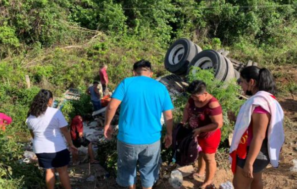 Ciudadanos saquean remolque volcado en carretera Bacalar-Limones