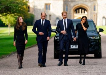 Aparecen los príncipes Guillermo y Enrique junto a sus esposas a las afueras del castillo de Windsor