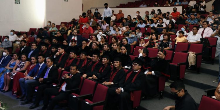 Reciben certificación de estudios de profesionalización más de 70 servidores públicos