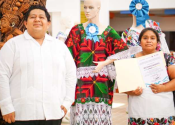 Artesanos de Tulum destacan en dos concursos estatales en la rama textil
