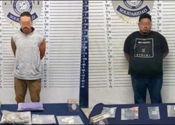 Aseguran a dos narcomenudistas con más de 100 dosis de drogas