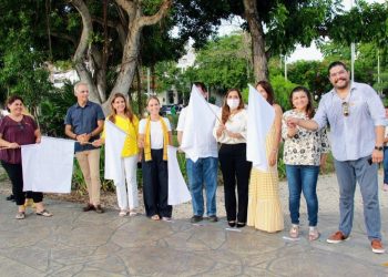 Autoridades municipales dan banderazo a autobús dorado