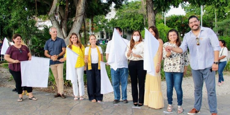 Autoridades municipales dan banderazo a autobús dorado