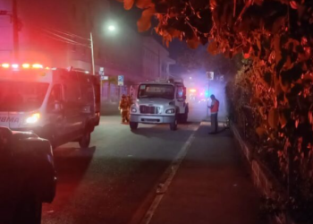 Cortocircuito provoca incendio en hotel de Playa del Carmen; bomberos rescatan a seis huéspedes