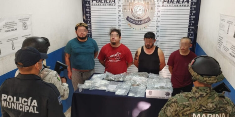 Aseguran a cuatro presuntos narcomenudistas tras una persecución en Playa del Carmen