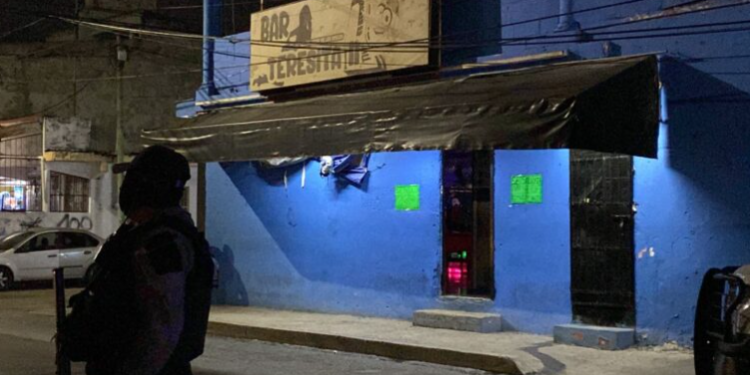 Aseguran a dos hombres tras operativo de cateo en un antro de Cancún