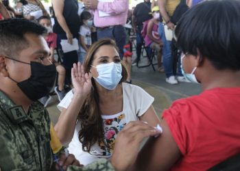 Supervisa Mara Lezama vacunación a menores de edad en Chetumal