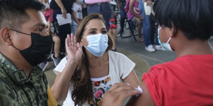 Supervisa Mara Lezama vacunación a menores de edad en Chetumal
