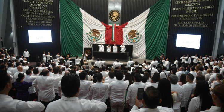 Recibe XVII Legislatura el Sexto Informe de Gobierno de Carlos Joaquín
