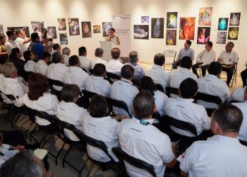 Juanita Alonso atestigua entrega de concesiones del servicio de transporte público en la isla