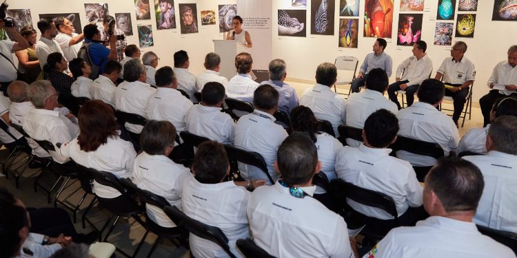 Juanita Alonso atestigua entrega de concesiones del servicio de transporte público en la isla