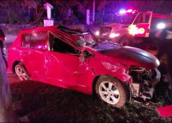 Turista choca contra luminaria en carretera Playa del Carmen – Tulum