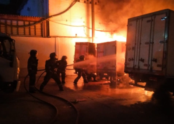 Incendio consume al menos cuatro camiones en un ‘encierro’ de Alfredo V. Bonfil, zona conurbada de Cancún