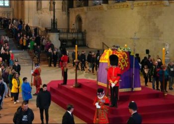 Arrestan a sujeto por saltarse la fila para acercarse al ataúd de Isabel II