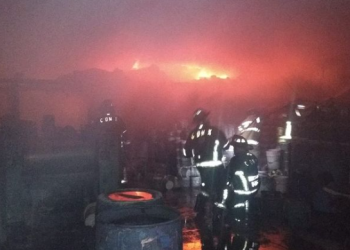 Incendio en bodega de desperdicio industrial en Iztapalapa deja tres perros muertos
