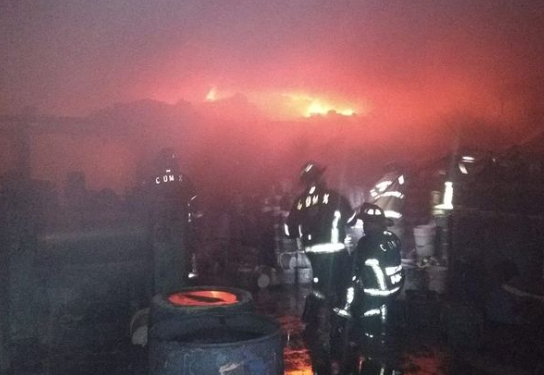 Incendio en bodega de desperdicio industrial en Iztapalapa deja tres perros muertos