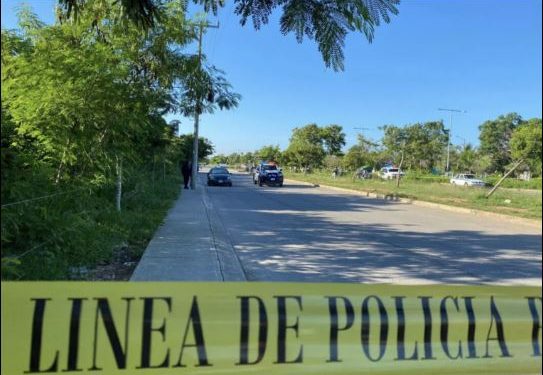 Hallan dos cuerpos sin vida en el interior de un auto en Cancún