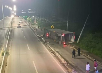 Tráiler se vuelca y provoca el colapso del puente vehicular de Puerto Aventuras