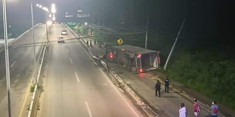 Tráiler se vuelca y provoca el colapso del puente vehicular de Puerto Aventuras