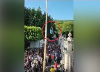 Joven sufre aparatoso accidente tras caer del juego el palo encebado en Michoacán