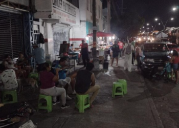 Restaurantes y puestos ambulantes afectan el flujo peatonal de la av. Portillo en Cancún
